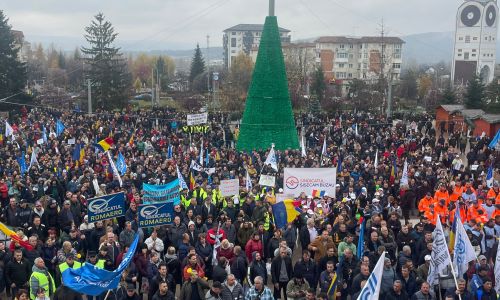 VIDEO! ACUM! Mii de angajaţi Dacia protestează în centrul Mioveniului