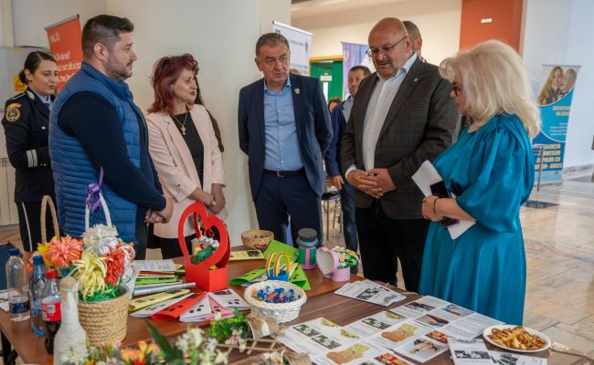 Ion Mînzînă și Cristian Gentea, la Târgul Serviciilor Sociale din Argeș