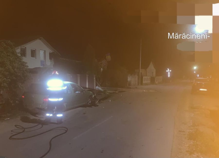 Accident GRAV în Argeș! A intrat cu mașina într-un stâlp