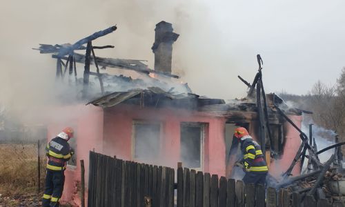 O casă a luat FOC în Argeș