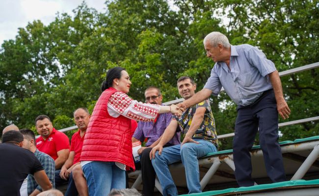 Ministrul Simona Bucura-Oprescu și președintele CJ Argeș Ion Mînzînă, alături de primarul Ion Dumitru și de locuitorii din Albota