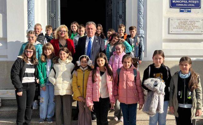 21 de elevi din Pitești s-au întâlnit cu primarul Cristian Gentea