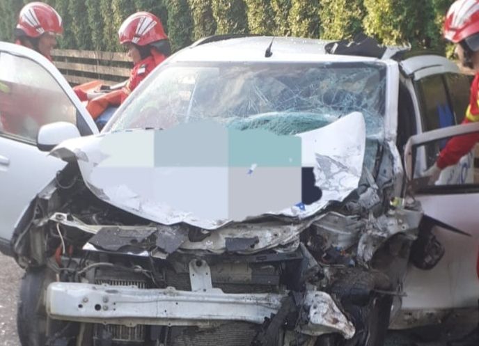 Accident GRAV în Argeș! Un tânăr a rămas ÎNCARCERAT
