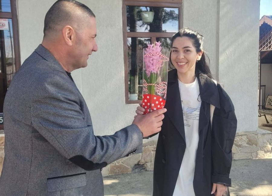 Primarul Dan Stroe a oferit flori doamnelor și domnișoarelor