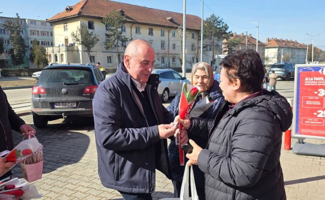 Primarul Nicolae Velcea a oferit flori doamnelor și domnișoarelor!