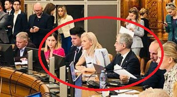 Alina Gorghiu, făcută de râs în Parlament! Îi scria altcineva răspunsurile la întrebări! VIDEO!