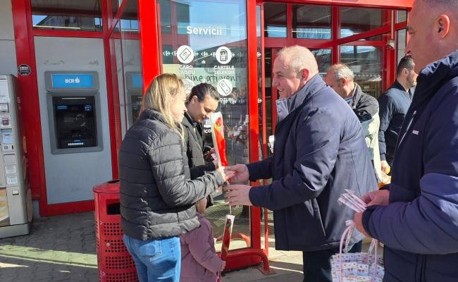 Primarul Nicolae Velcea a oferit flori doamnelor și domnișoarelor!