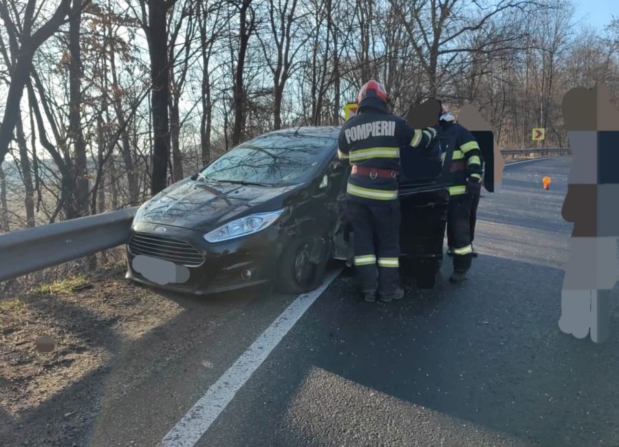 Accident cu două mașini în Argeș! O femeie a fost RĂNITĂ