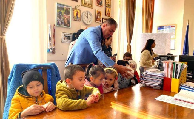 Primarul Cristian Gentea, întâlnire cu prichindeii de la o grădiniță din Pitești