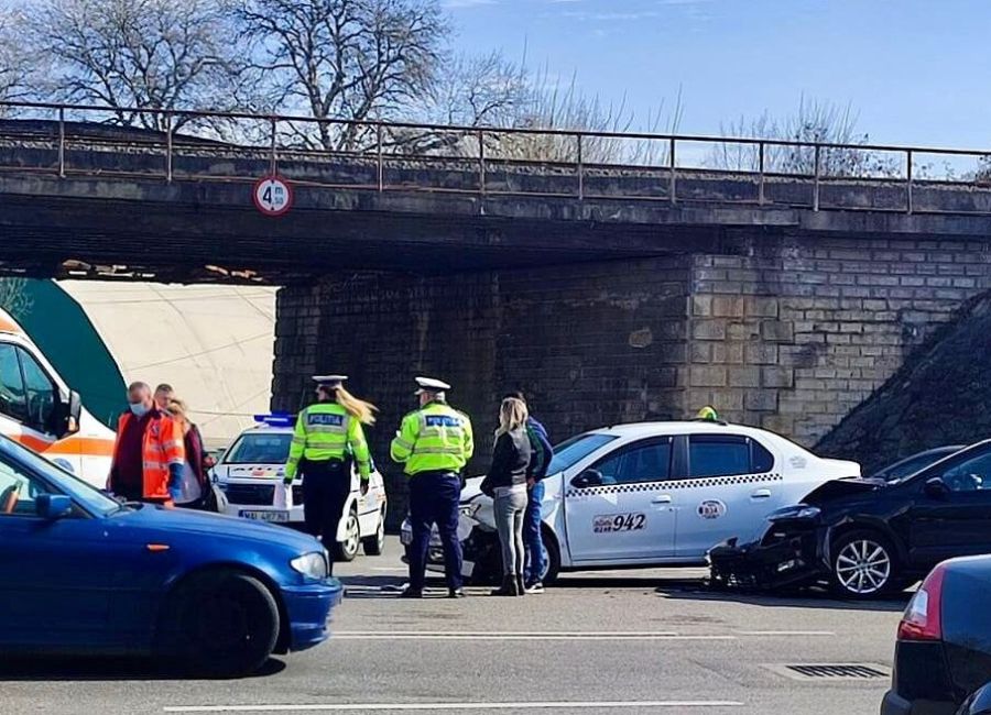 Doi poliţişti au fost răniţi în urma unui accident petrecut în Piteşti