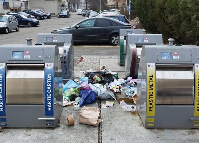 Nu aruncați deșeurile menajere în afara platformelor de gunoi