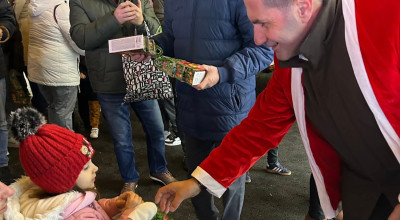 Comuna Bradu este gata de sărbătorile de iarnă! Primarul Dan Stroe a aprins iluminatul festiv!