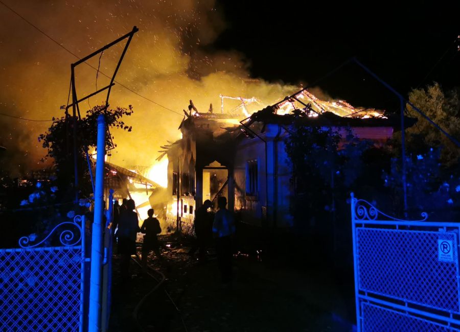 INCENDIU în Argeș! O casă s-a făcut SCRUM!