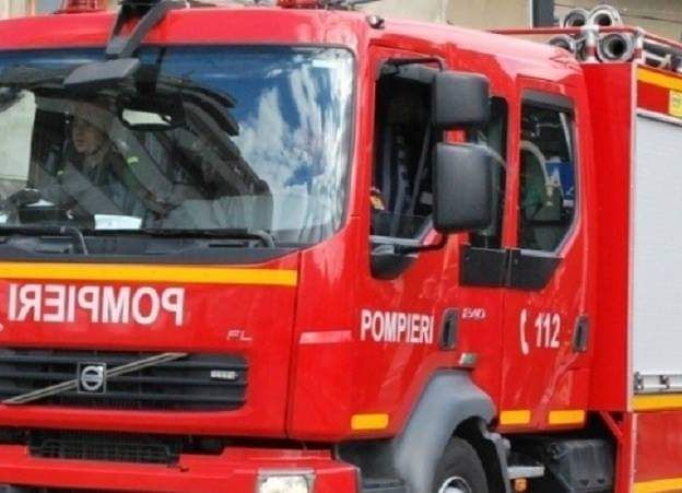Incendiu într-un bloc din Pitești! Mai multe persoane au fost EVACUATE
