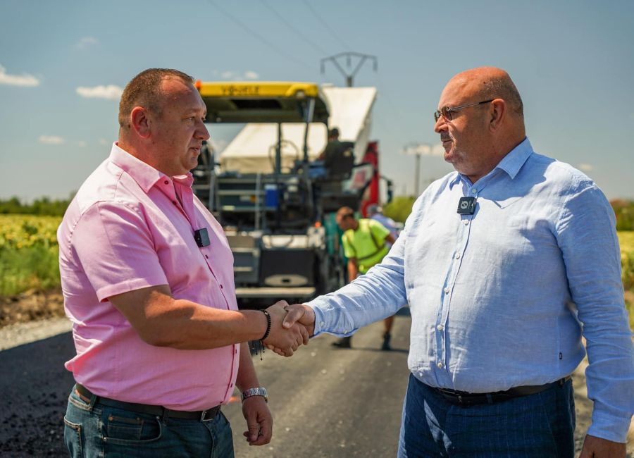 Consiliul Județean sprijină modernizarea drumurilor comunale! Ion Mînzînă, pe șantier la Rătești!