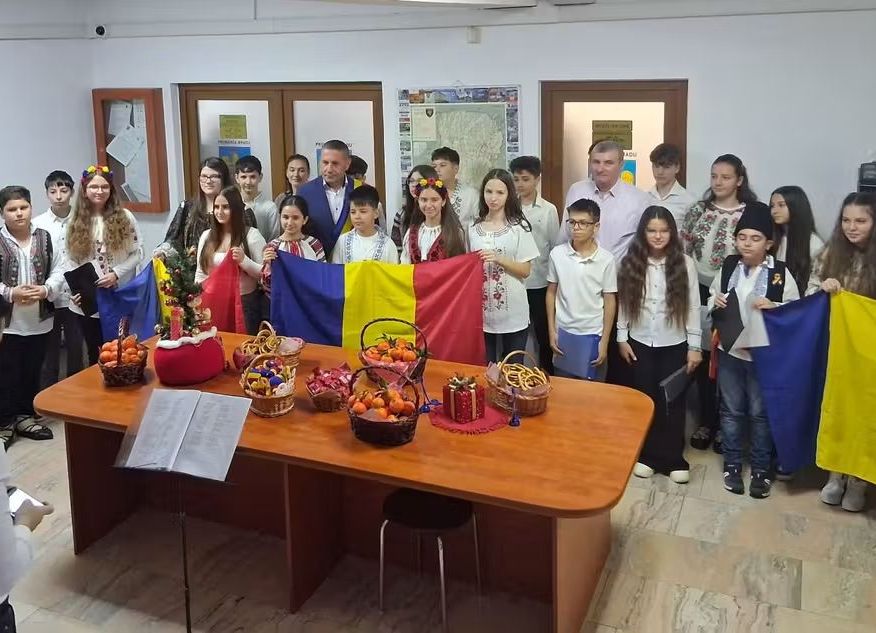 Sărbătoare în comuna Bradu! Elevii din localitate au sărbătorit Ziua Națională!