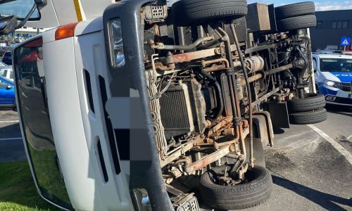 Accident SPECTACULOS în Pitești! Un camion s-a RĂSTURNAT