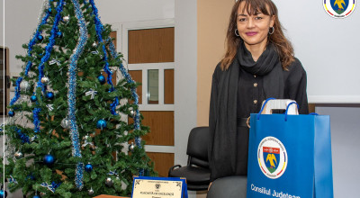 Campioana mondială Denisa Dragomir, premiată de vicepreședintele CJ Argeș, Adrian Dumitru Bughiu