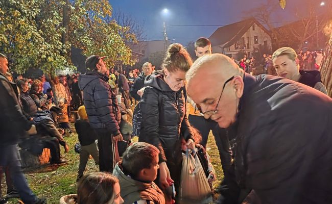 Clipe de sărbătoare la Ștefănești! Primarul Nicolae Velcea a aprins Focul lui Sumedru!