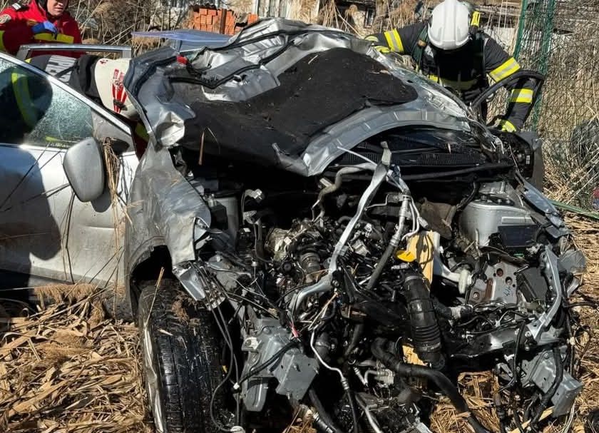 ACUM! Accident GRAV în Argeș! A intrat cu mașina într-un GARD
