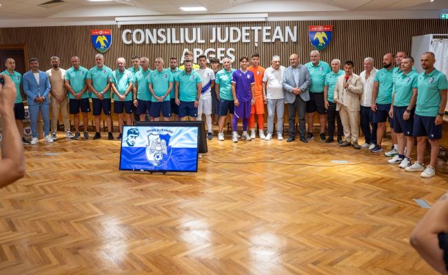 500 de tineri fotbaliști de la FC Argeș au primit echipamente noi de joc, printr-un proiect cofinanțat de Consiliul Județean Argeș