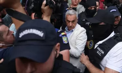 Călin Georgescu a părăsit arestul central și este așteptat la Tribunal