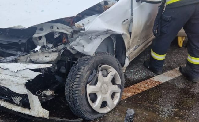 ACUM! Accident cu DOUĂ MAȘINI în Argeș!