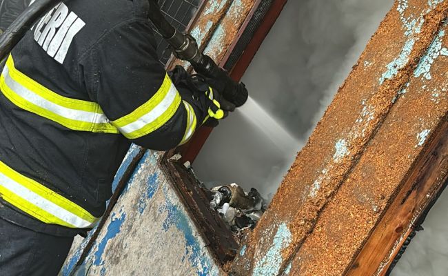 Incendiu la o HALĂ din Argeş! Forţe impresionante de intervenţie!