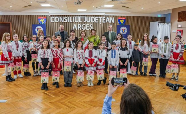 Colindele care au adus lumina Crăciunului la Consiliul Județean Argeș