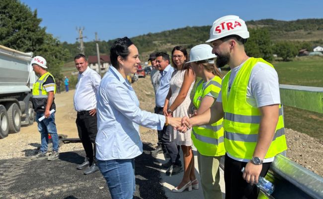 Podul cu cel mai înalt arc din România care leagă Mioveniul de Davidești, aproape de deschidere. Testele de rezistență, trecute cu brio!
