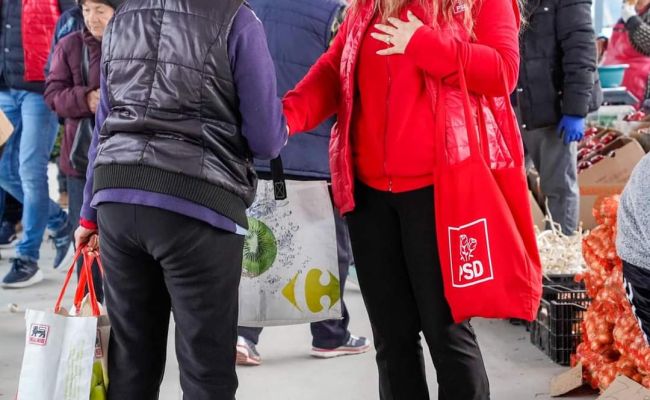 Ion Mînzînă, președintele Consiliului Județean și al PSD Argeș, a fost astăzi din nou împreună cu echipa PSD în târgul de la Ștefan cel Mare