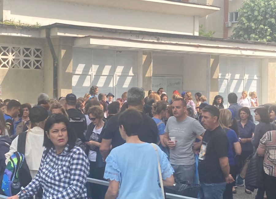 Sute de cadre didactice, PROTEST acum în Pitești
