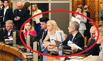 Alina Gorghiu, făcută de râs în Parlament! Îi scria altcineva răspunsurile la întrebări! VIDEO!