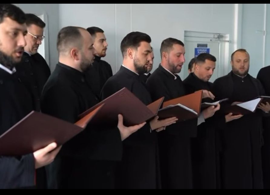 Corul Preoților din Pitești a adus magia sărbătorilor la Spitalul Județean de Urgență Pitești