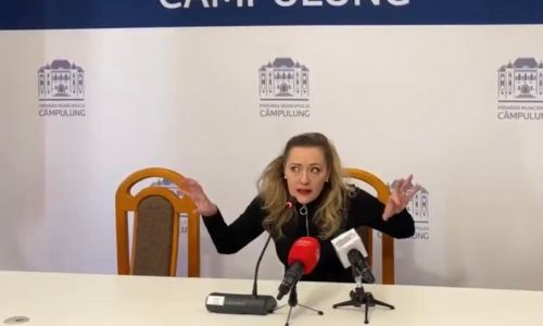 Lasconi, LIMBAJ DE MAHALA! TEATRU DE DOI BANI la Primăria Câmpulung