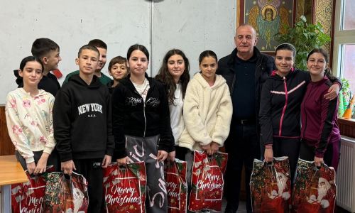 Primarul Nicolae Velcea a oferit daruri copiilor din Ștefănești!