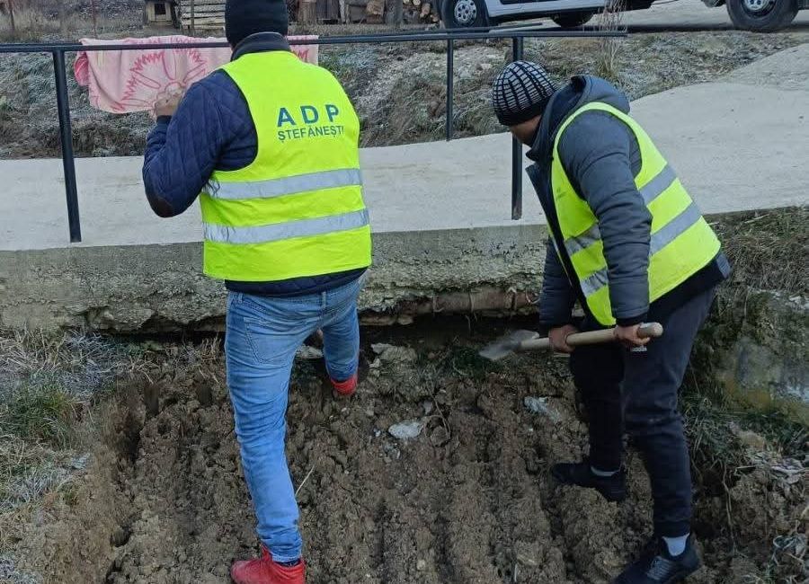 La Ștefănești continuă lucrările de întreținere a domeniului public