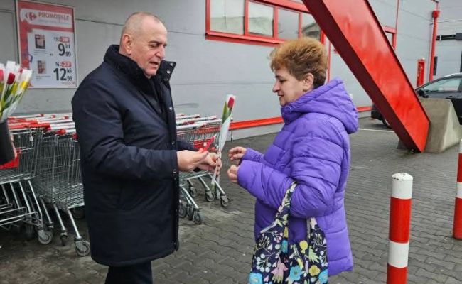 Primarul Nicolae Velcea a oferit mărțișoare doamnelor și domnișoarelor