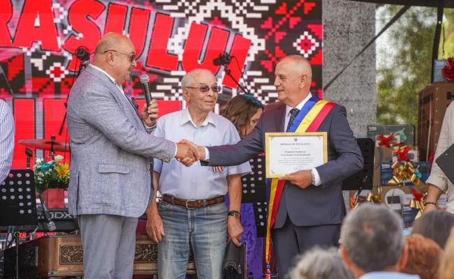 Ministrul Simona Bucura-Oprescu și președintele CJ Ion Mînzînă, la Ștefănești: “Să nu uităm nicio secundă să ne învățăm copiii să iubească România!”