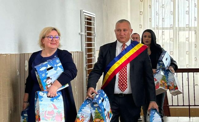 Primarul de la Oarja, cadouri pentru copiii din localitate