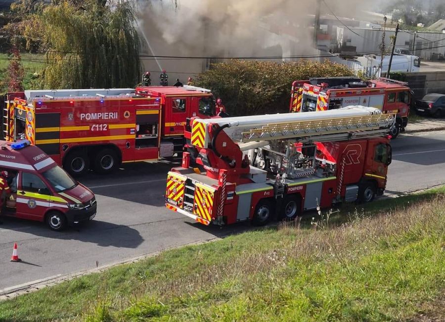 ACUM! Incendiu URIAȘ în Argeș! ARDE o casă