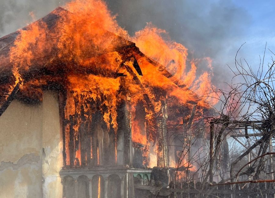 ACUM! INCENDIU în Argeș! O femeie a MURIT carbonizată!