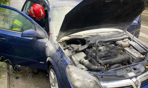 O mașină a luat FOC în Pitești