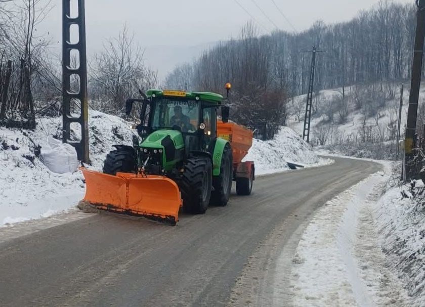 La Ștefănești se lucrează la curățarea drumurilor!