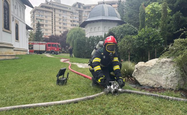 Incendiu puternic lângă biserica Mavrodolu!