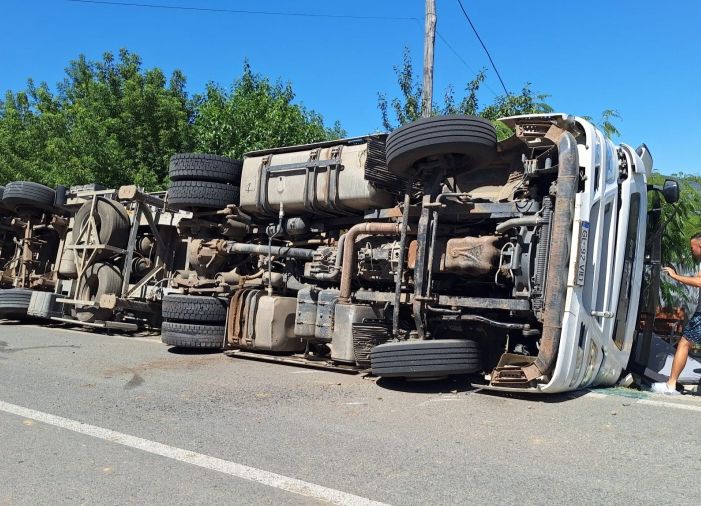 ACUM! Un TIR încărcat cu pui s-a RĂSTURNAT în Argeș!