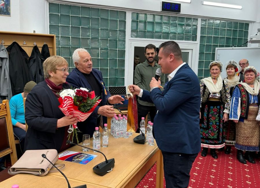 La Mioveni au fost premiate cuplurile care au împlinit 50 de ani de căsătorie neîntreruptă