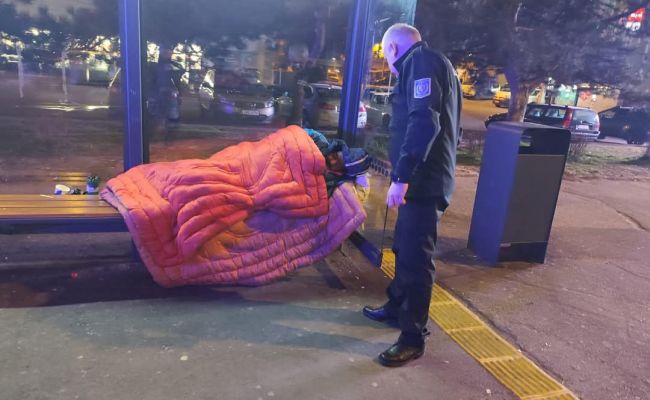 Persoanele fără adăpost din municipiul Pitești, monitorizate și sprijinite de Poliția Locală!