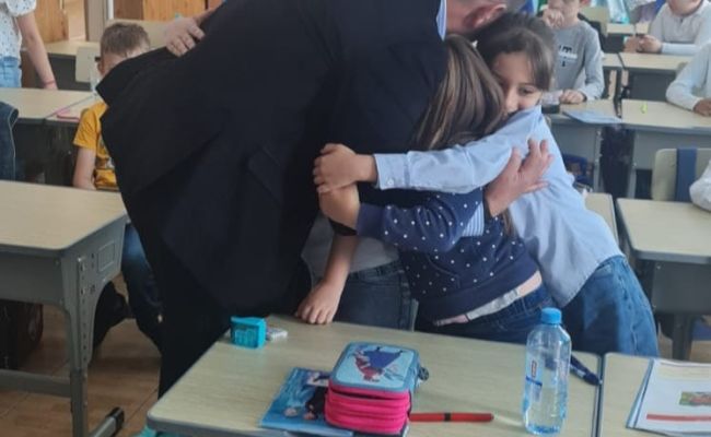 Primarul Dan Stroe, cadouri pentru prichindeii din Bradu