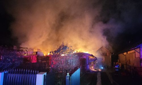 Incendiu URIAȘ în Argeș! Trei case au luat FOC